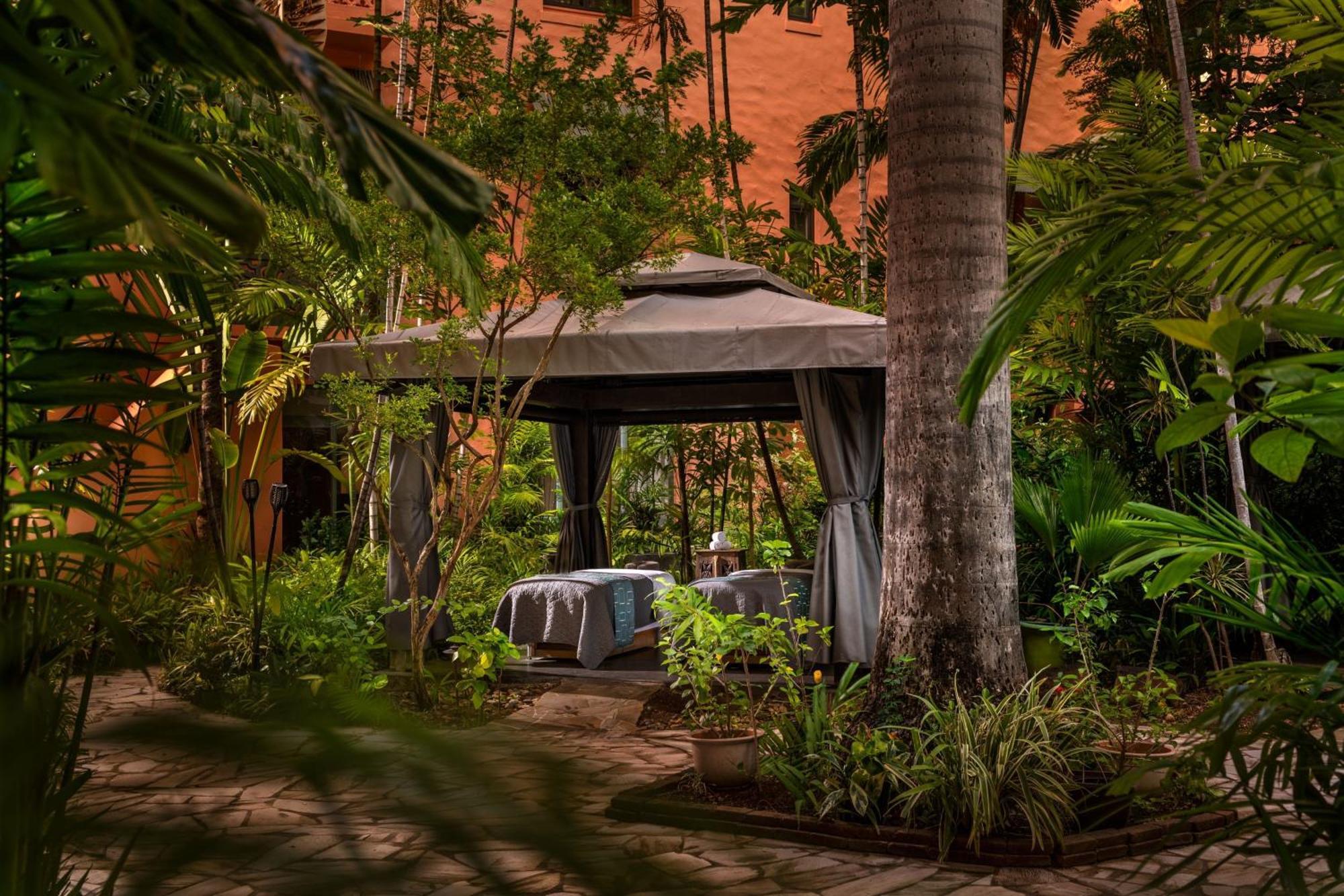 The Royal Hawaiian, A Luxury Collection Resort, Waikiki Honolulu Exterior photo